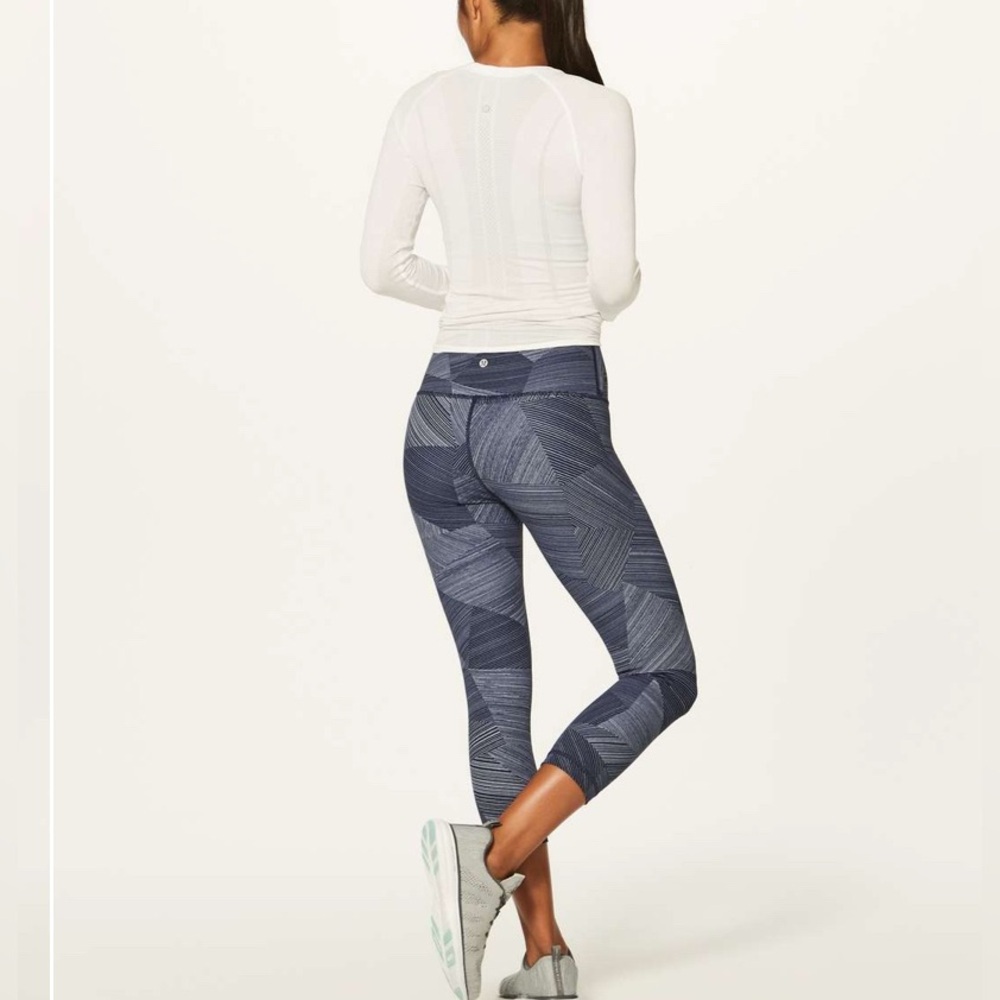 Lululemon Wonder Under Crop (Hi-Rise) (Full-On Luxtreme 21") size 6 - Picture 2 of 6